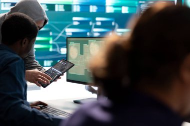 Devletin bilgisayar korsanı dijital bilgiyi güvence altına almak için çalışıyor, istihbaratı büyük ekranda analiz ediyor. Uzman, gelişmiş teknoloji ve siber terörizm ile siber tehditleri önlemek için çalışıyor..