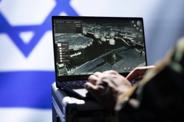 Savaş odasında İsrail hava savunmasından sorumlu bir subay sınırda devriye gezen filolara talimatları iletiyor. Kapatın. İzleme yapmak için dizüstü bilgisayar kullanan askeri gizli servis ajanı
