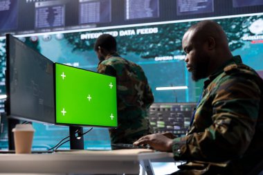 Ordu subayı, kontrol odasından uydu veri izleme üzerinde çalışarak radardan izole edilmiş fotokopi alanının yanında istihbarat topluyor. Yüksek teknoloji teçhizat ve komuta noktasında büyük ekran çalıştırır.