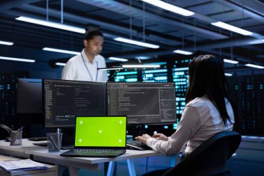 Yüksek teknoloji tesisinde yeşil ekran dizüstü bilgisayar. Muazzam bir bilgisayar gücü sağlıyor. Veri işleme ve depolama yeteneğine sahip. Yapılandırma defteri ve sunucu ağ kaynaklarını kontrol eden satırları rafa kaldırır