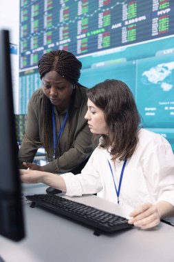 Girişimci meslektaşlar organizasyon içindeki verimlilik ve performans ölçümlerini inceliyor, proje kavrayışı sağlıyor. Bir masaüstü bilgisayarında istatistik ve veri raporlarını değerlendiren ortaklar.