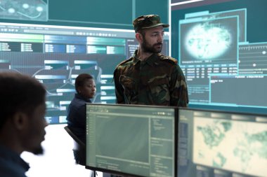 Hükümet askeri korsanları hibrit savaş stratejileri uyguluyor. Bilgi toplamak, gedikleri önlemek ve askeri operasyonları korumak için gelişmiş yazılım ve teknolojiyi kullanmak..