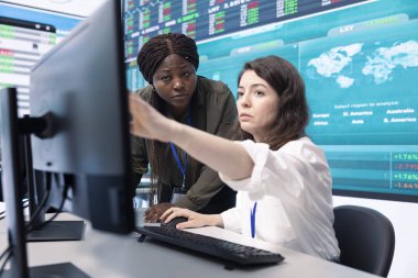 Girişimci meslektaşlar organizasyon içindeki verimlilik ve performans ölçümlerini inceliyor, proje kavrayışı sağlıyor. Bir masaüstü bilgisayarında istatistik ve veri raporlarını değerlendiren ortaklar.