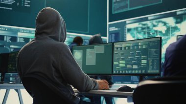 Siber güvenlik uzmanı, bir devlet dairesinde siber gözetim ve tehdit tespiti yapıyor. Siber suçları önleme ve kötü amaçlı yazılım tespiti yapan profesyonel hackerlar ekibi. Kamera B.
