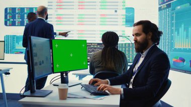 Genel müdür, yeni bir genişleme stratejisi, kurumsal ofisteki model ekran hakkında bilgi okudu. Analizci, ticari faaliyet durumunu analiz etmek için raporlar ve bilgi grafikleri sunuyor. Kamera B.