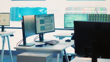 Boş telekomünikasyon şirketi kontrol ve izleme odası, şirket istatistiklerini ve ilerlemesini izlemek ve izlemek için büyük ekran ile donatılmış çalışma alanı. Kamera A.