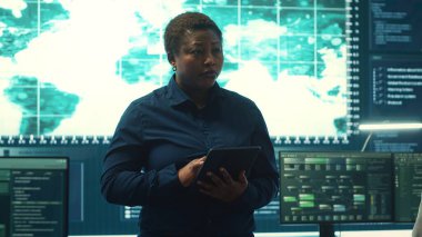 Siber saldırıları analiz eden hükümet siber savunma ekibi. Bilgi sızıntılarını önlemeye ve siber suçlara karşı koruma sağlamaya çalışan bilişim güvenlik uzmanları dijital bilgi sağlıyorlar. Kamera A.