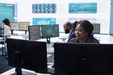 Büyük ekrandaki son bütçe planlarını inceleyen iş yatırımcısı, küresel genişlemeyi sağlamak için mali güncellemeler hakkında ayrıntılı bilgi topladı. Hissedarlar karar verir.