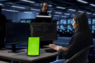 Veri merkezindeki mühendis sistemleri güncellemek ve sunucuları yazılım zayıflıklarından korumak için izole ekran tableti kullanır. IT uzmanı sunucuları etkileyen hataları aramak için krom anahtar aygıtı kullanır