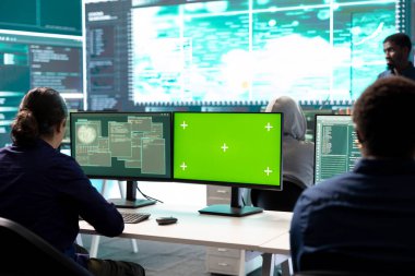 Profesyonel hackerlar, hükümet operasyon merkezinde, yüksek teknolojili cihazlarda kopyalama ekranı kullanırlar. Uzmanlar büyük ekranda çalışıyor ve istihbarat için gözlem yapıyorlar..