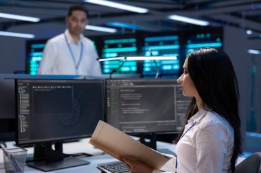 Bilgi işlem merkezinin dişli dökümantasyon dosyalarını doğrulayan bilişim denetleyicisi, uygun yapılandırma ve prosedürleri sağlama alıyor. Sunucu merkezi IT profesyonel okuma performans raporları ve yürütme analizi