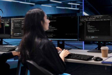 Düşük disk alanının neden olduğu sunucu performans sorunlarını kontrol etmek için PC kullanan veri merkezindeki programcı. Sunucu merkezi kurulumunda bilişim uzmanı donanımı yavaşlatan hataları düzeltiyor