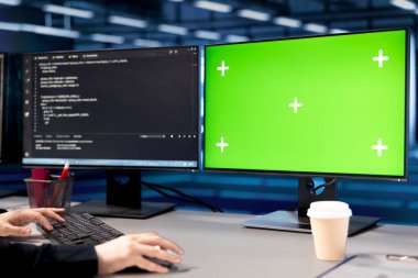 Veri merkezindeki izole ekran bilgisayarlarında çalışan kod satırları, sunucu satırlarındaki sorun çözmede kullanılır. Sunucu merkezindeki krom anahtar PC monitörlerindeki programlama betiklerini kapat