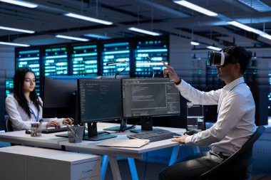 Mühendislerden oluşan bir ekip sunucu çiftliğinde sanal gerçekliğe daldı ve ünitelerin bakımını üstlendi. Bilgi teknolojileri uzmanları sunucuların performansını optimize etmek için VR kulaklık kullanıyor, veri merkezindeki işlemleri kontrol ediyor