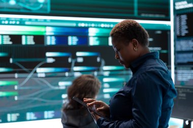 Hükümet hackerları siber saldırıları şifreleri kırarak, online güvenliği tehlikeye atarak gerçekleştiriyor. Uzmanlar dijital ağlara sızıp güvenlik protokollerini ihlal ediyorlar. Siber gözetim.