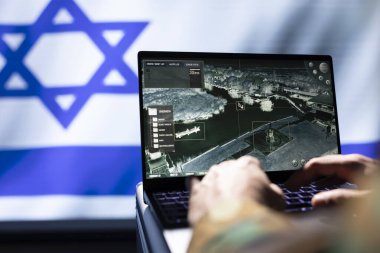 IDF ordu ajanı, gözaltı görevine defter kullanarak girdi, çatışma bölgesinin hava haritasına baktı. İstihbarat subayı İsrail bayrak izleme bölgesinde izole edildi.
