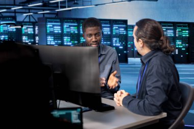 Sistem yöneticileri sunucu odasını müşterilerin veri işleme gereksinimleri için optimize ediyorlar. Bilgi işlem merkezi ekipmanlarının verimli çalışmasını sağlayan bilişim uzmanları, bakım yapıyorlar