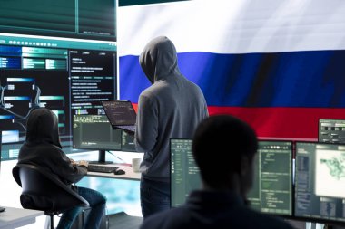 Hükümetin hackleme odasında bilgisayar sistemleriyle çalışan Rus siber güçleri. Siber terörizm, sahte haberler ve tehlikeli beyin yıkama, dijital paralı asker faaliyetleri.