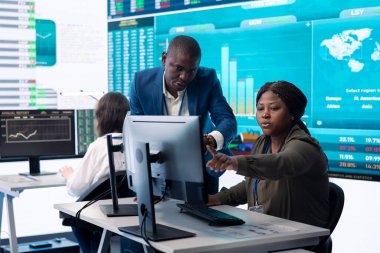 Proje detayları ve zaman çizelgelerine bakan şirket analistleri, rekabetçi bir ortamda iş hedeflerine ulaşmak için bütçe ve operasyon planı sağlayan takım lideri.