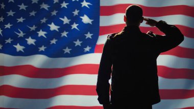 ABD bayrağını selamlayan asker, 4 Temmuz kutlamalarına katılıyor. Amerika Birleşik Devletleri Anma Günü etkinliği sırasında bayrağa karşı vatansever el hareketi yapan emektar ülke, kamera B