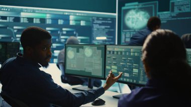 Hükümet hackerları dijital güvenlik ve siber savunma önlemleri üzerinde birlikte çalışıyorlar. Bilgi savaşı sırasında siber operasyonlar, ağ güvenliği ve veri koruması. Kamera B.