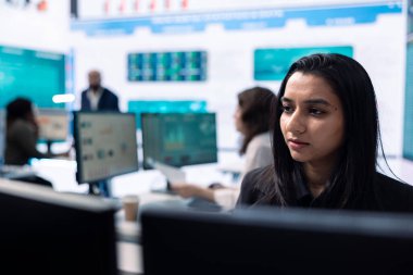 İş analisti, organizasyonun başarısını sağlamak için bilgisayar üzerinde proje güncellemeleri ile bir sunum yapıyor. Çalışan kaynakların piyasadaki büyüme ihtiyaçlarına göre tahsis edilmesi.