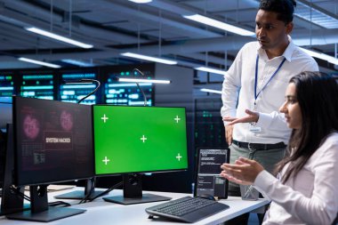 Sunucu merkezinde takım çalışması yapan programcılar donanımı yeşil ekran PC kullanarak hacker 'lardan korumaya çalışıyorlar. Veri merkezindeki iş arkadaşları krom anahtar bilgisayardaki güvenlik ihlali uyarısını düzeltmeye çalışıyorlar