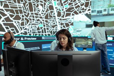 Çağrı merkezi operatörü, müşterilere GPS koordinatlarını iletiyor. Teşkilat kontrol merkezindeki her türlü gecikme şikayetiyle ilgileniyor. Çalışan izleme kamyonları trafikte sıkıştı, CCTV sistemi.