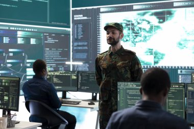 Hükümet siber savunma merkezinde çalışan askeri personel, siber saldırı önleme. Askerler casus yazılım, fidye virüsü ve diğer zararlı yazılım tehditlerinden hassas veriler alıyorlar..