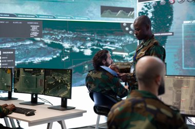 Komutan ve mangası, düşman uçaklarını ya da diğer düşman gemilerini takip etmek için uydu sistemlerini CCTV ve radar üzerinden çalıştırıyor. Ordu personeli ulusal güvenliği sağlamak için komuta noktasında büyük ekranı kullanıyor..