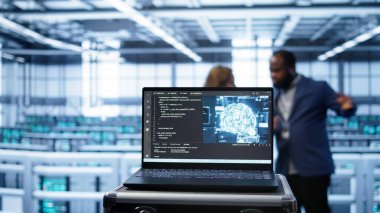 Sunucu çiftliği teknisyenleri tarafından arka planda kullanılan yapay zeka bilgisayar modeline odaklan. Yapay zeka nöro ağları ile şablon tanıma, kamera B 'yi kullanarak aygıtı kapat