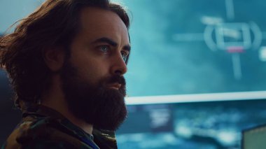 Ordunun tümgenerali uydu dünya haritası üzerinden düşman gemilerinin yörüngelerini inceliyor, askeri harekat üssünden keşif üzerinde çalışıyor. Donanma savunma programı uzmanı. Kamera A.