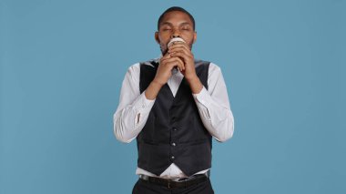 Kapıcı, uzun bir gece vardiyasından sonra bir fincan kahve içiyor. Konukseverlik ve turizm sektöründe çalışıyor. Kapıcı çocuk serin bir kafein servisi yapıyor, kapıcı servisi. Kamera B.