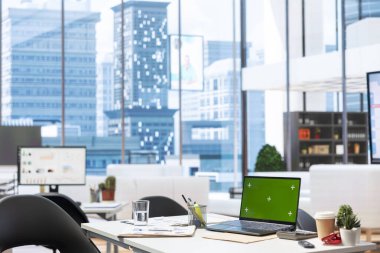 Boş sigorta acentesi modern ofis, yeşil ekranlı dizüstü bilgisayar, danışmanlık toplantıları için kullanılan yer emeklilik planlama müşterilerine yardımcı olmak için. Güvenli finansal seçenekler.