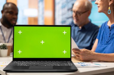 Finansal danışman ve emeklilik planlarını araştıran eski müşteriler emekli insanlara istikrar sağlamak için dizüstü bilgisayardaki izole edilmiş kopya alanının yanındaki seçenekleri araştırıyorlar. Komisyoncu profesyonel tavsiyesini sunuyor..