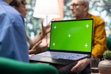 Hasta bakımı için yaşlı çiftleri evlerinde ziyaret eden tıbbi asistan, izole gösteriler yapıyor ve iyileşme için vitamin ve tedavi için konsültasyon yapıyor. Hemşire kıdemli hastalarla konuşuyor..