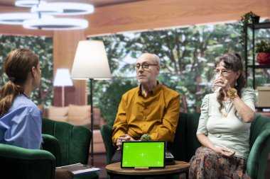 Tıbbi asistan yaşlılara reçeteli bir tedavi uyguluyor. Evlerinde fotokopi yeri olan tablet kullanıyor. Hemşire onların refahı için tıbbi ve profesyonel tavsiyeler veriyor..