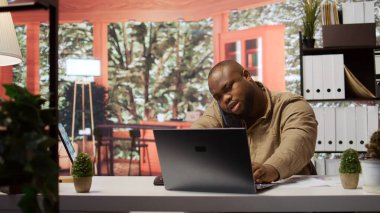 Mali danışman evdeki bir hissedardan gelen bir telefona cevap vererek, finansmanı artırmak için genişleme projesi ilerlemesini sağladı. Şu anki durumu kendine güvenen girişimci de paylaşıyor. Kamera B.