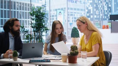 Finansal danışman müşterilere yatırım hesapları oluşturmada, mal varlıklarının transferinde ve mali işlemlerde yardımcı oluyor. Ajans müşterilere yardım etmek için finansal planlama yazılımı kullanıyor, Kamera A