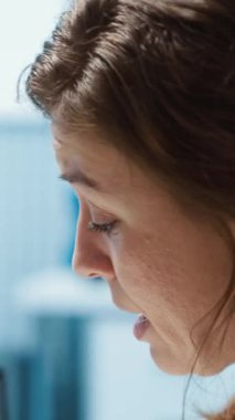 Dikey video kadın doktor ve hasta röntgen sonuçlarının taranması için tıbbi konsültasyona giriyorlar. Modern sağlık uygulamaları ve tıbbi araştırmaları vurgulayan hekim uzmanı