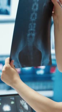 Dikey Video Genel Pratisyeni, hastaya teşhis testi sonuçları, analiz ve hasta bakımı için tıbbi teknolojinin klinik bir ortamda kullanılması konusunda danışmanlık yapar. Sağlık hizmeti sağlayıcısı