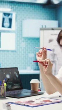 Dikey Video Kadın doktor ve hasta muayene randevusunda laboratuvar sonuçlarını ve iyileşme için olası tedaviyi tartışmak için toplanıyor. Sağlık sigortası hizmetleriyle sağlık sektörü