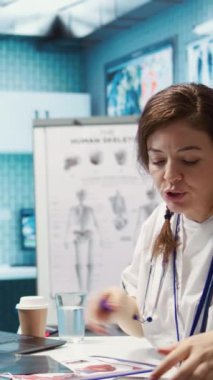 Dikey Video Doktoru ve hastası, kabinede tıbbi muayene sırasında profesyonel sağlık tavsiyesi vererek teşhis sonuçları hakkında bir tartışmaya girişirler. Tıbbi sonuçları gösteriyor. Kamera B