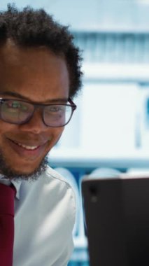 Dikey Görüntü Uzmanı kabinedeki test sonuçlarını açıklıyor. İyileşme sürecindeki adama yardım etmek için röntgen görüntülerini inceliyor. Sağlık ekibi kontrol ziyareti sırasında tarama yorumu yapıyor