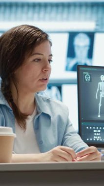 Dikey Afrikalı Amerikalı doktor, kadın bir hastaya teşhis raporlarını sunuyor. Tıbbi muayeneden sonra laboratuvar sonuçlarını gösteriyor. Doktor profesyonel tavsiye veriyor. Kamera A.