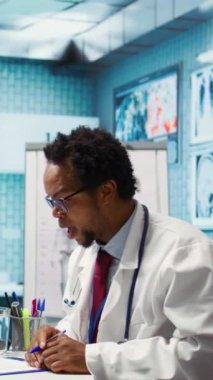 Dikey Video Doktoru tıbbi reçeteyle verilen vitamin ve ağrı kesicilerin dozajını vurguluyor. Talimatları ve çabuk iyileşmeyi açıklıyor. Modern sağlık hizmetleri. Kamera B.