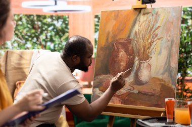 Ressamlar, sanat atölyelerinde resim yaparak kaliteli zaman geçirirler. En son şaheserlerini mükemmelleştirirler. İthaflarını göstermek için çok renkli pigmentler ve yenilikçi resim teknikleri kullanıyorlar..