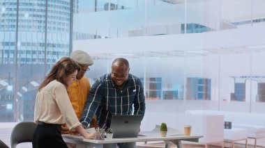 Bir ofis turu sırasında emlakçı ve müteahhitle fikir alışverişinde bulunan emlakçılar, bir girişimciyle yeni bir kiralama sözleşmesi imzalayan emlakçılar. Kiralama anlaşmasına varıyorum. Kamera B.