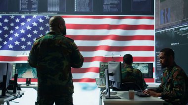 Askeri uzmanlardan oluşan bir ekip, gözetim verilerini analiz etmek ve ulusal güvenlik operasyonlarını yönetmek için yüksek teknolojili bilgisayarlar ve tablet kullanıyor. CCTV radar uydu görüntüleriyle çalışıyorum. Kamera B.