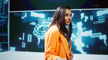 Yapay Zeka forumunda iyimser sunucular teknik girişimciler, yöneticiler, yatırımcılar ve akademisyenler toplanıyor. Bilgi teknolojileri uzmanları şirketlerin yapay zekaya, kamera B 'ye ulaşmasına yardımcı olan tartışma panellerini dengelemekte